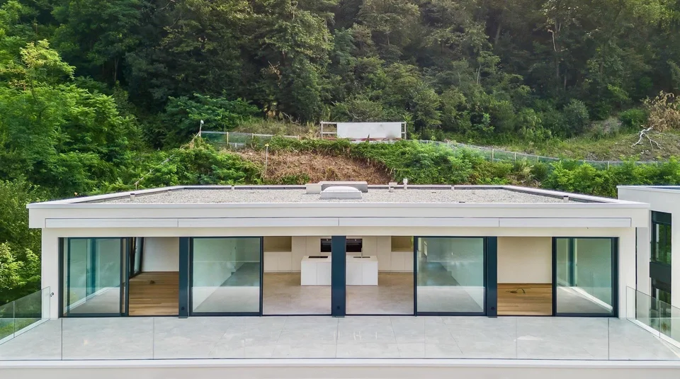 PRESTIGIOSO ATTICO DI DESIGN CON TERRAZZA VISTA LAGO