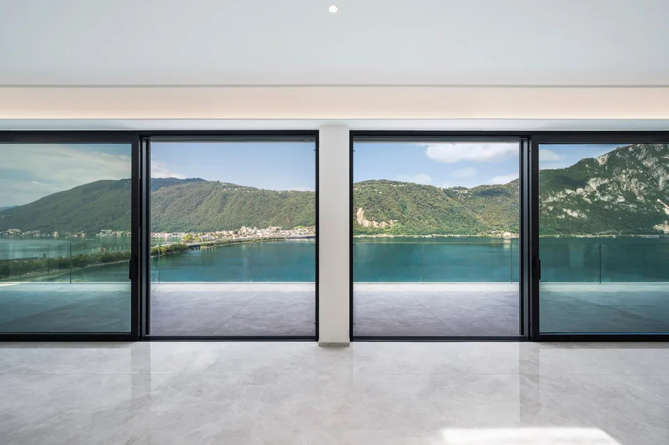 PRESTIGIOSO ATTICO DI DESIGN CON TERRAZZA VISTA LAGO
