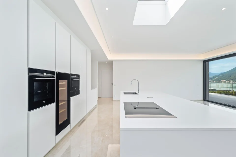 PRESTIGIOSO ATTICO DI DESIGN CON TERRAZZA VISTA LAGO