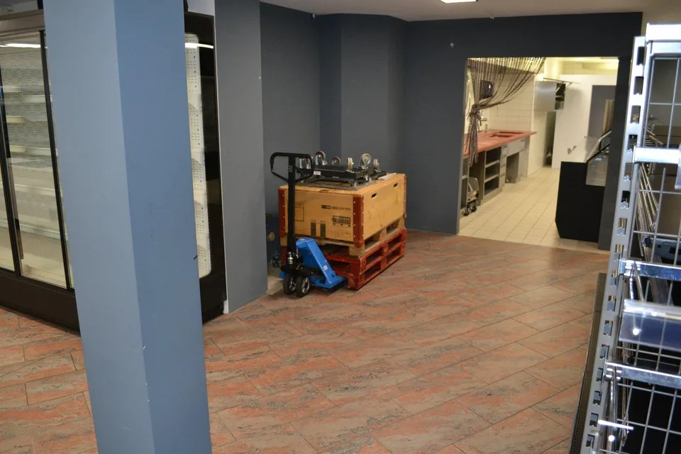 Moderne Geschäftsfläche im Zentrum von Altdorf zu vermieten