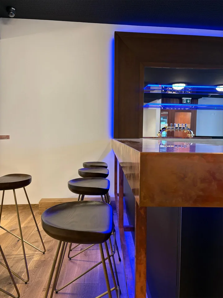 Neue wunderschön eingerichtete Bar mit Multifunktionsraum im Zentru...