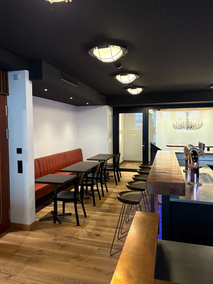 Neue wunderschön eingerichtete Bar mit Multifunktionsraum im Zentru...