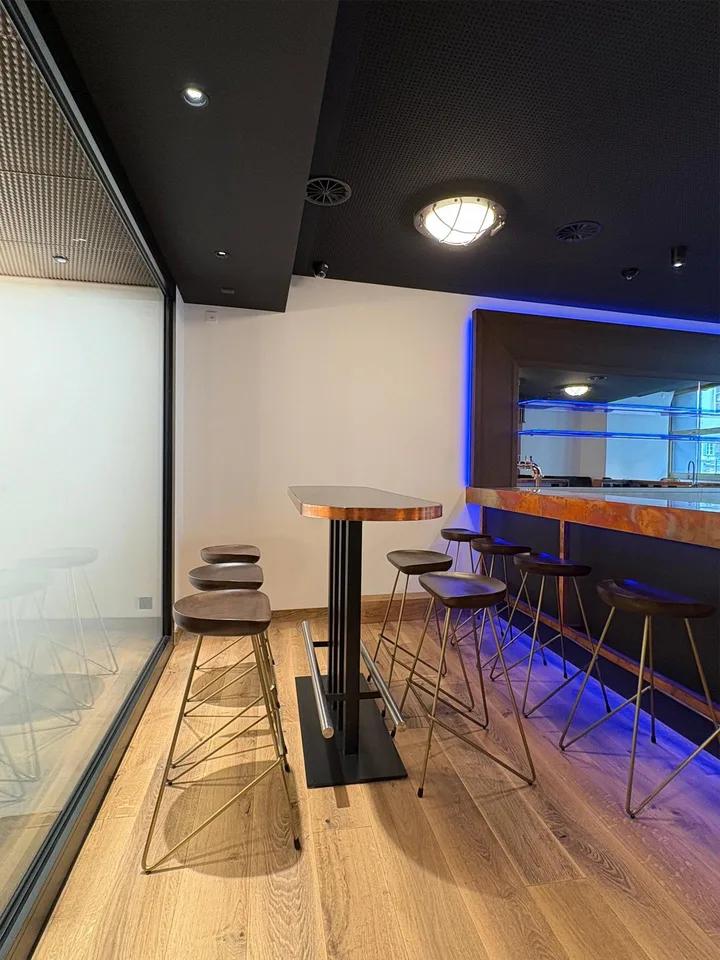 Neue wunderschön eingerichtete Bar mit Multifunktionsraum im Zentru...