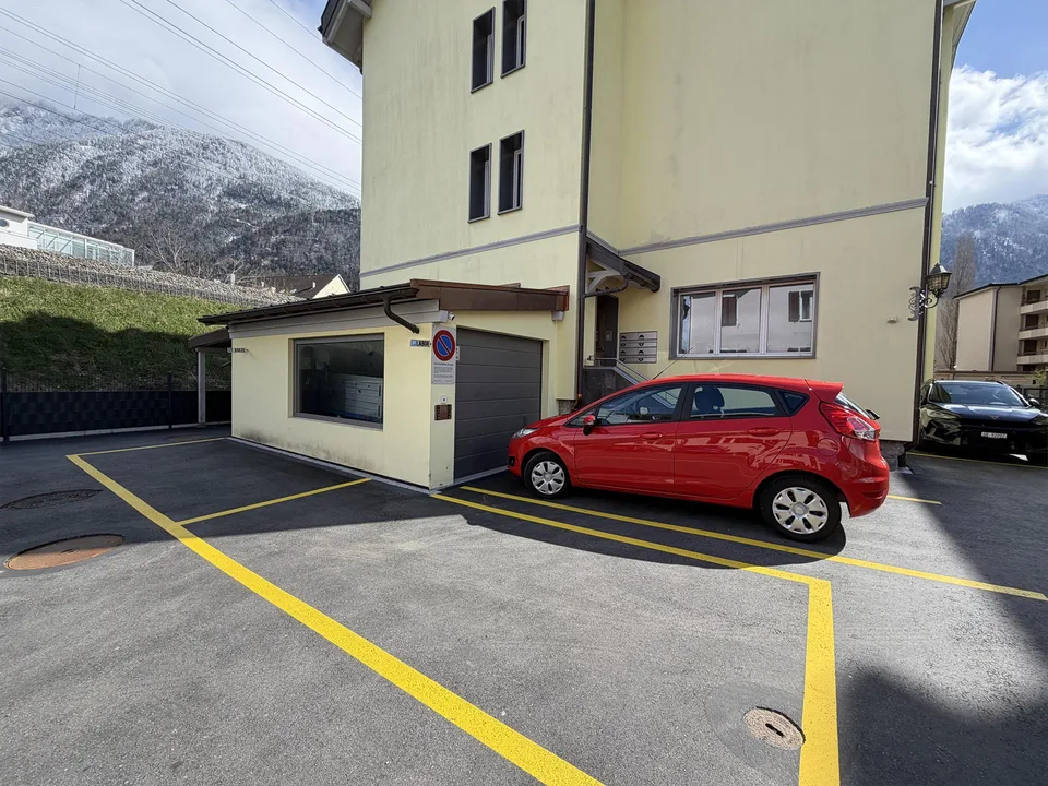ungedeckter Parkplatz