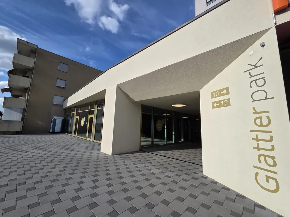 Attraktiver Gewerberaum mit grosser Fensterfront in Spreitenbach