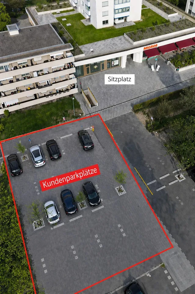 Attraktiver Gewerberaum mit grosser Fensterfront in Spreitenbach