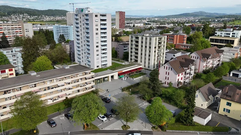 Attraktiver Gewerberaum mit grosser Fensterfront in Spreitenbach