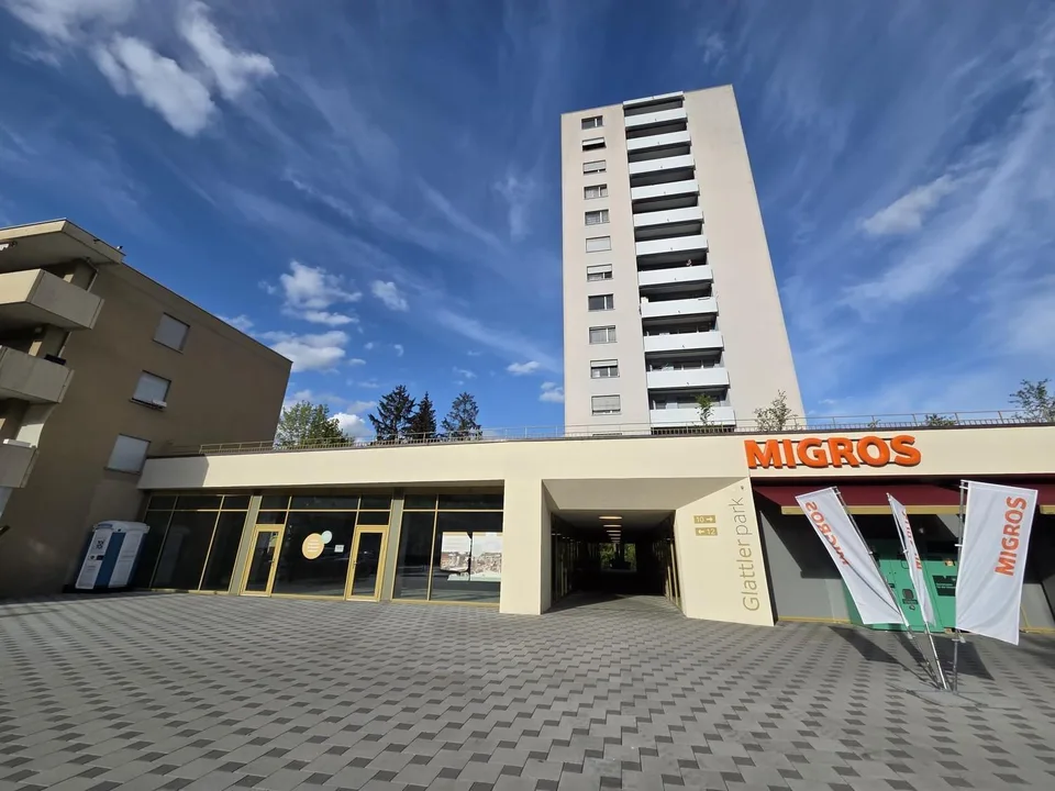 Attraktiver Gewerberaum mit grosser Fensterfront in Spreitenbach