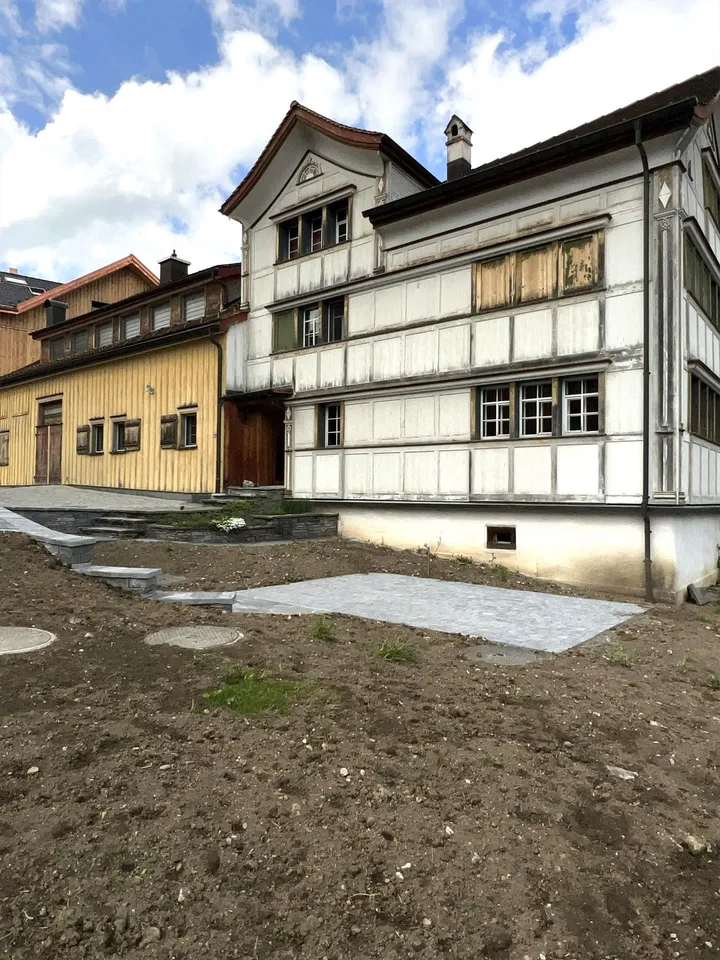 Zu vermieten charmante Altbauwohnung im EG mit Sitzplatz