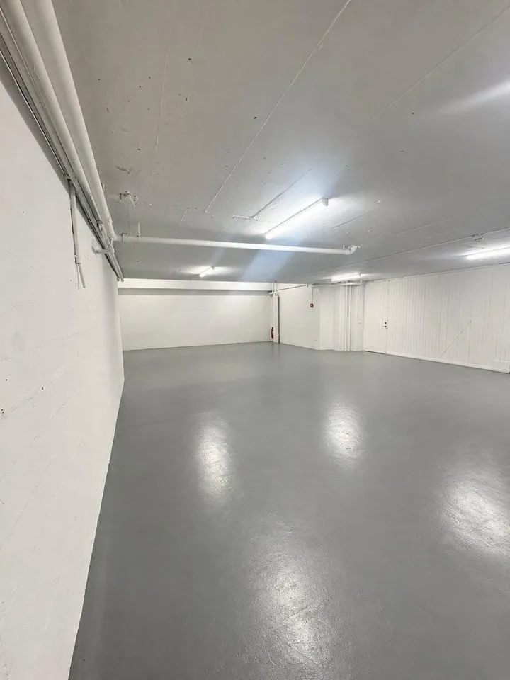 Grosser Lagerraum in Oerlikon mit Nasszelle und Garderobe