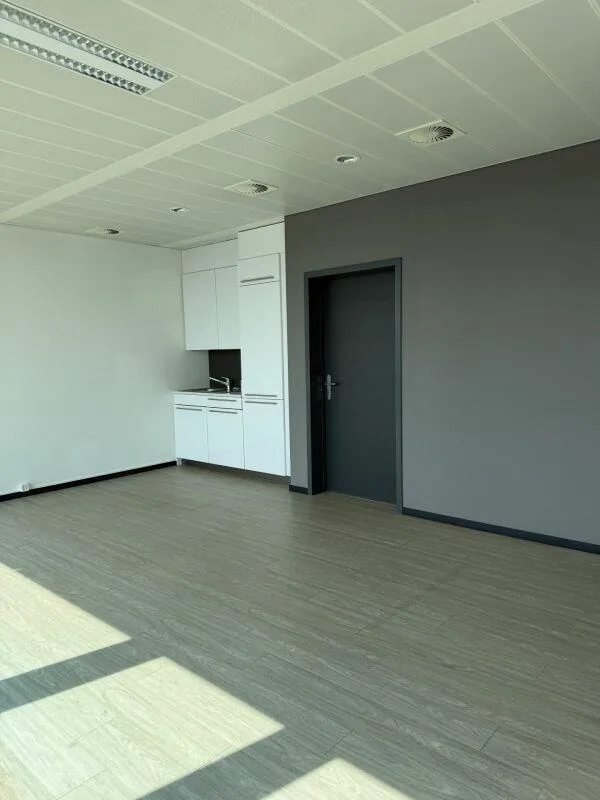 Surface de bureaux de 92 m² offrant un cadre de travail fonctionnel...