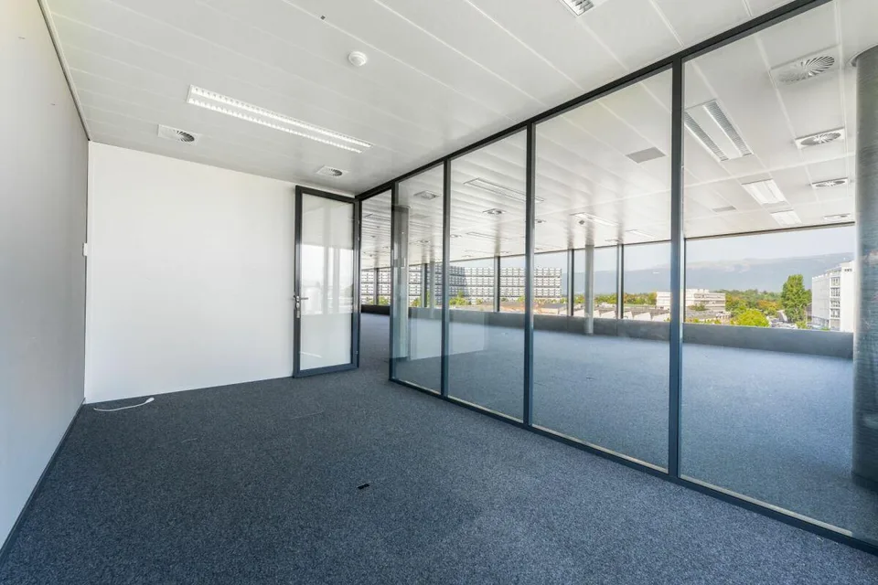 Surface de bureaux de 350 m² avec espaces vitrés et cuisine ouverte