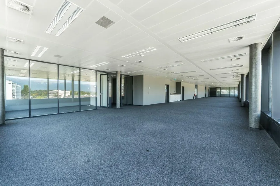 Surface de bureaux de 350 m² avec espaces vitrés et cuisine ouverte