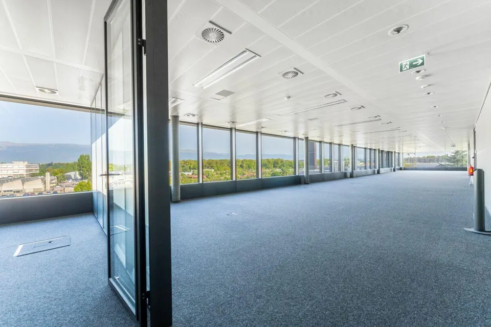 Surface de bureaux de 350 m² avec espaces vitrés et cuisine ouverte
