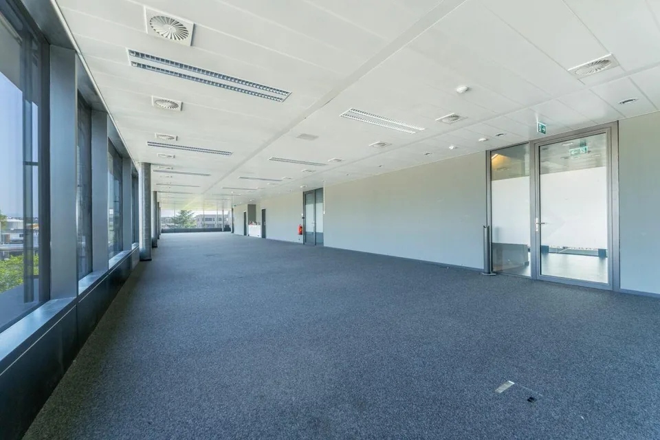 Surface de bureaux de 350 m² avec espaces vitrés et cuisine ouverte
