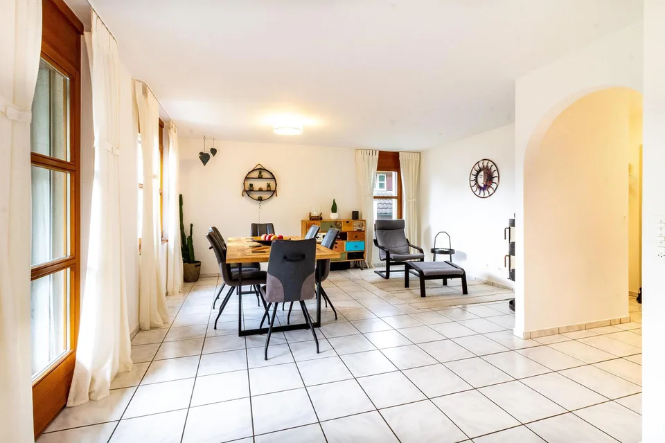 Gepflegte 4.5-Zimmerwohnung mit eigenem Garten und Pergola