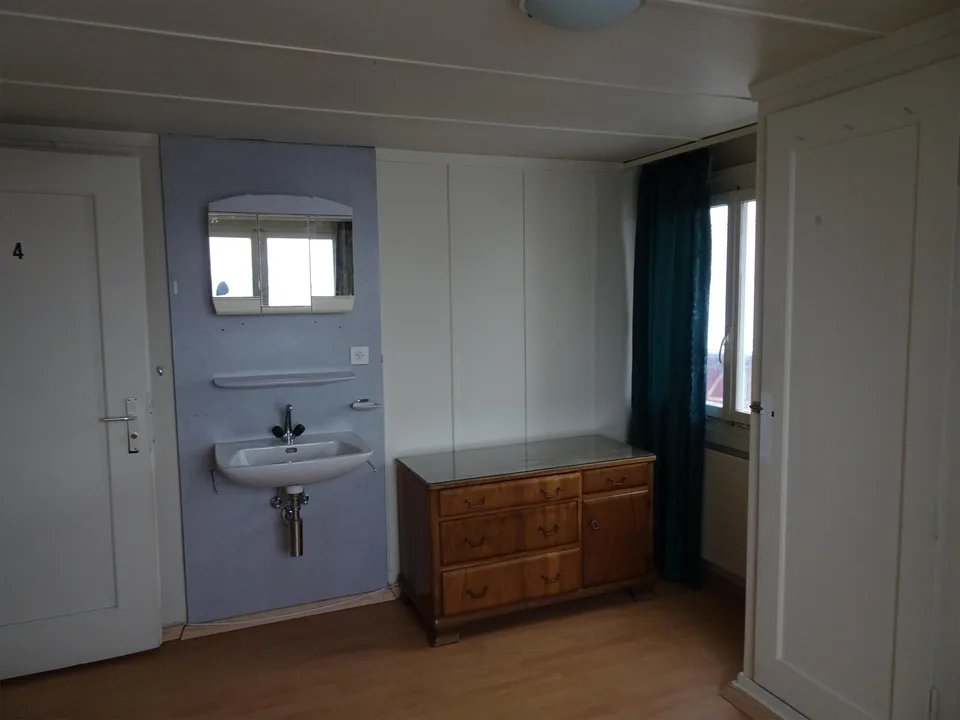 Zimmer mit eigenem Kühlschrank, TV und WLAN