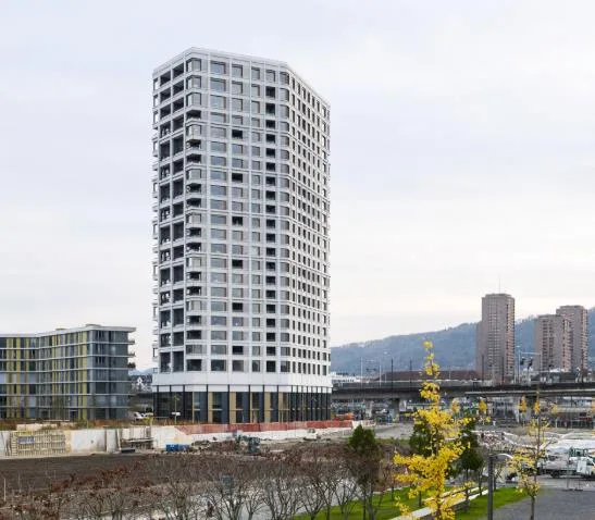 Einstellplatz im Zürcher Wohnhochhaus Zölly zu vermieten!