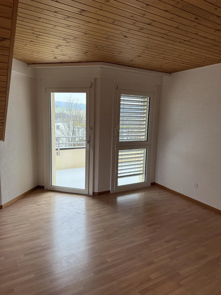 Neu renovierte 4,5 Zimmer Dachwohnung zu vermieten