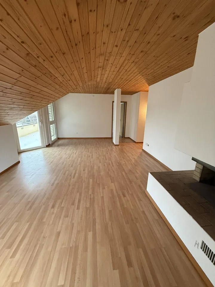 Neu renovierte 4,5 Zimmer Dachwohnung zu vermieten