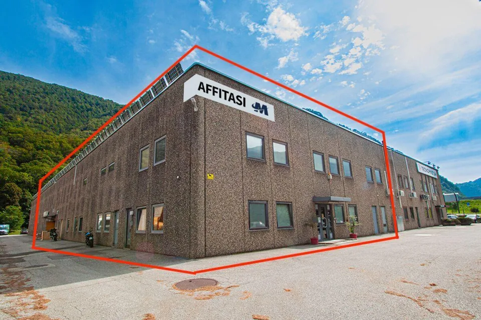 INDUSTRIEGEBIET MIT PARKPLÄTZEN | SUPERFICIE INDUSTRIALE CON PARCHEGGI
