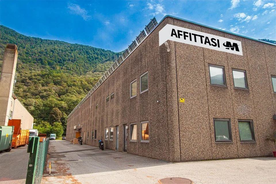 INDUSTRIEGEBIET MIT PARKPLÄTZEN | SUPERFICIE INDUSTRIALE CON PARCHEGGI