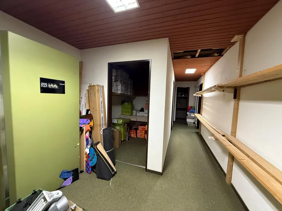 Zentrale Gewerbefläche mit grosser Schaufensterfront – Foto 7 von 9