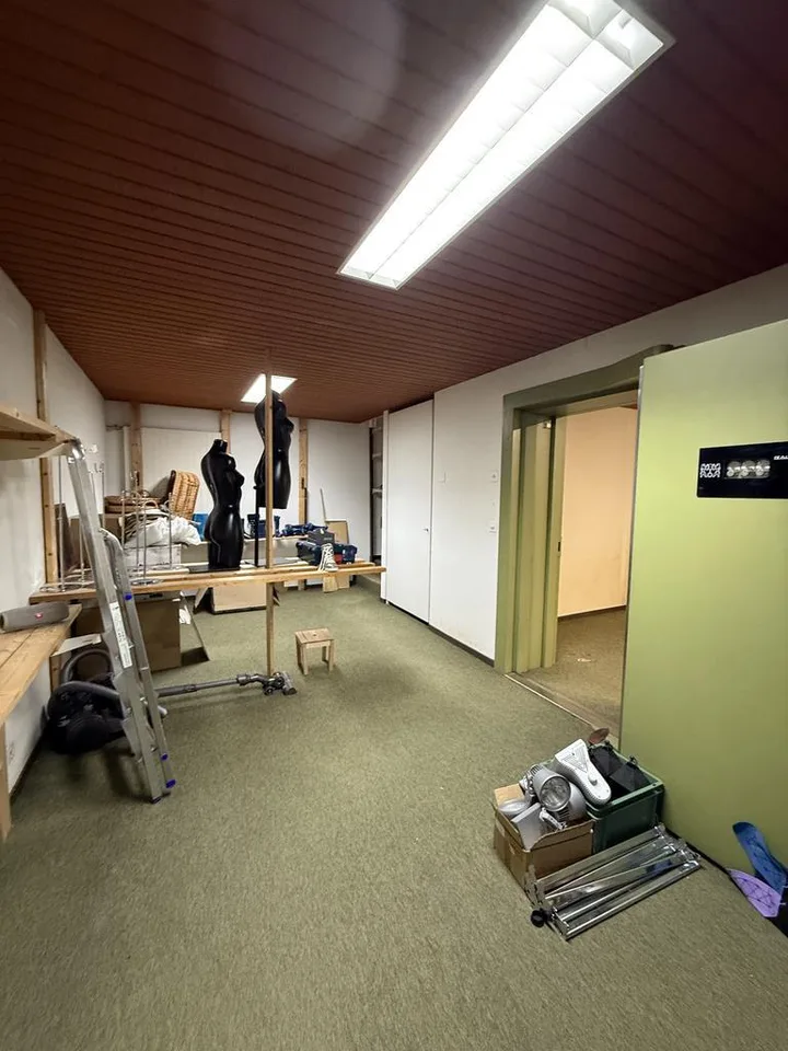 Zentrale Gewerbefläche mit grosser Schaufensterfront – Foto 8 von 9