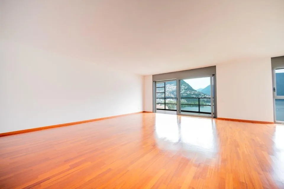 Prestigioso appartamento vista lago a due passi dal centro | Exklus...