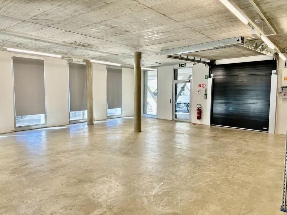 Vaud local stockage 400 m2 showroom depot à louer En Budron Mont-su...