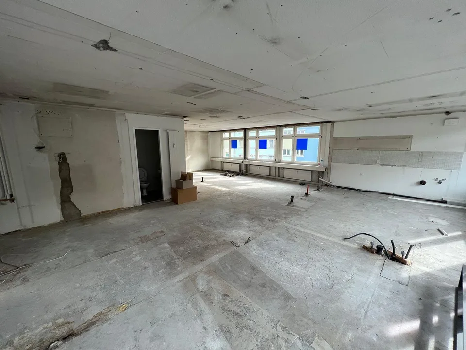 Zentrale Büro- und Gewerbefläche im Rohbau zu vermieten