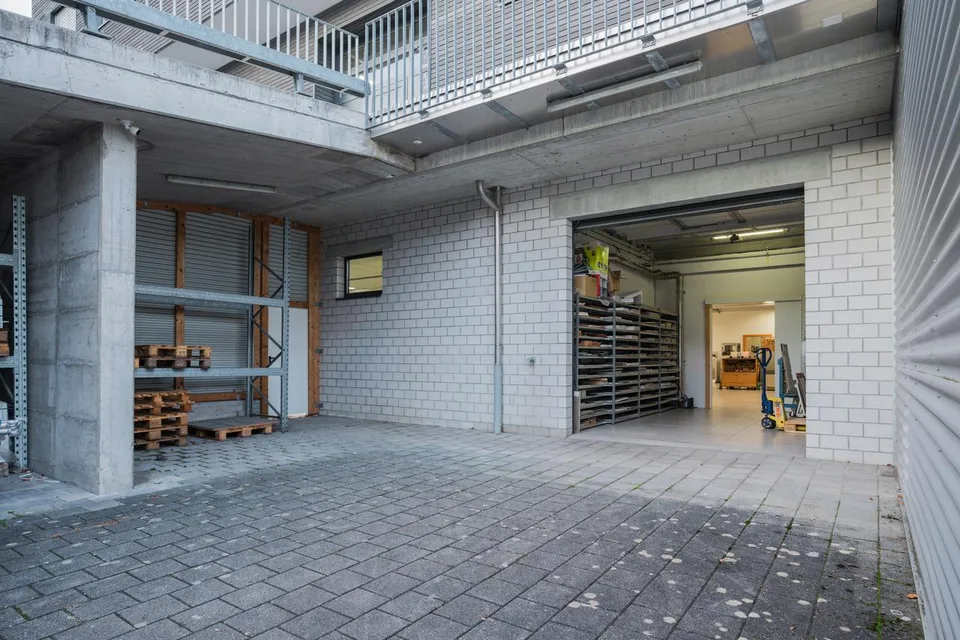 Moderne Verkaufsfläche mit Showroom-Charakter