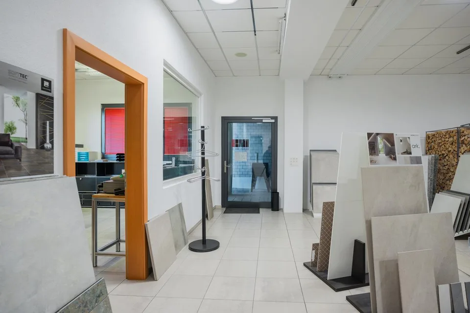 Moderne Verkaufsfläche mit Showroom-Charakter