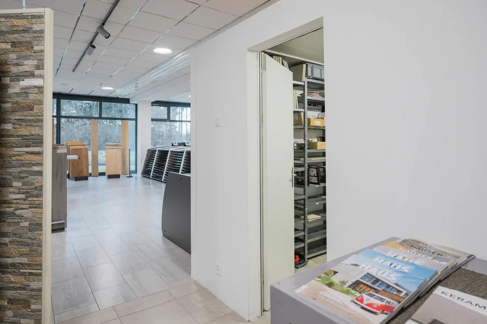 Moderne Verkaufsfläche mit Showroom-Charakter