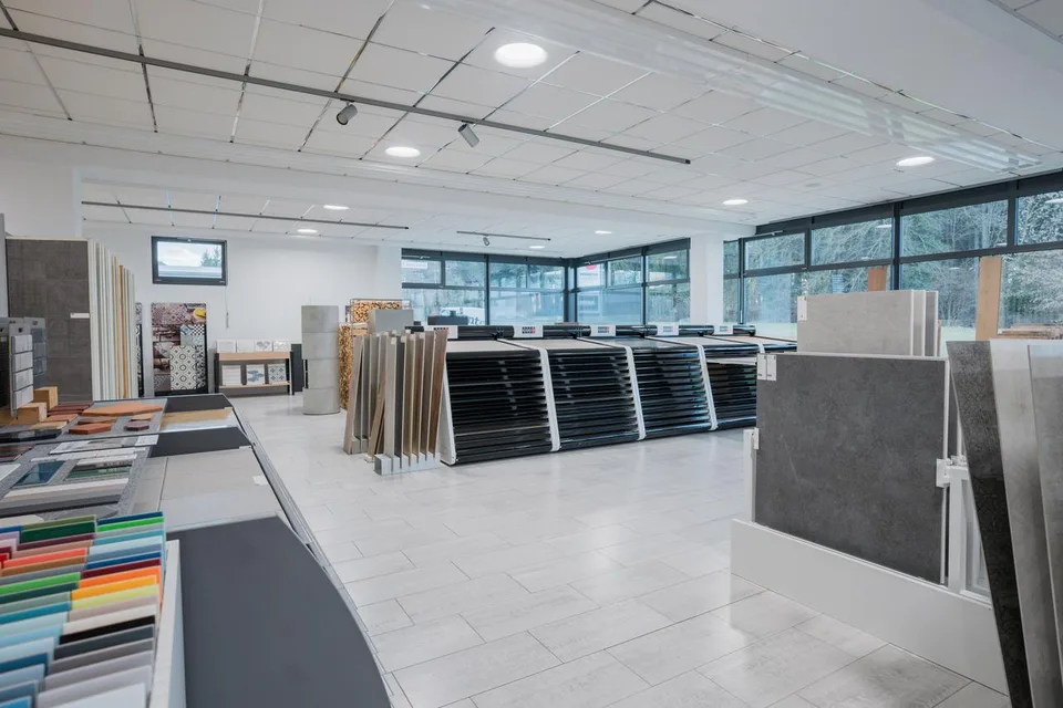 Moderne Verkaufsfläche mit Showroom-Charakter
