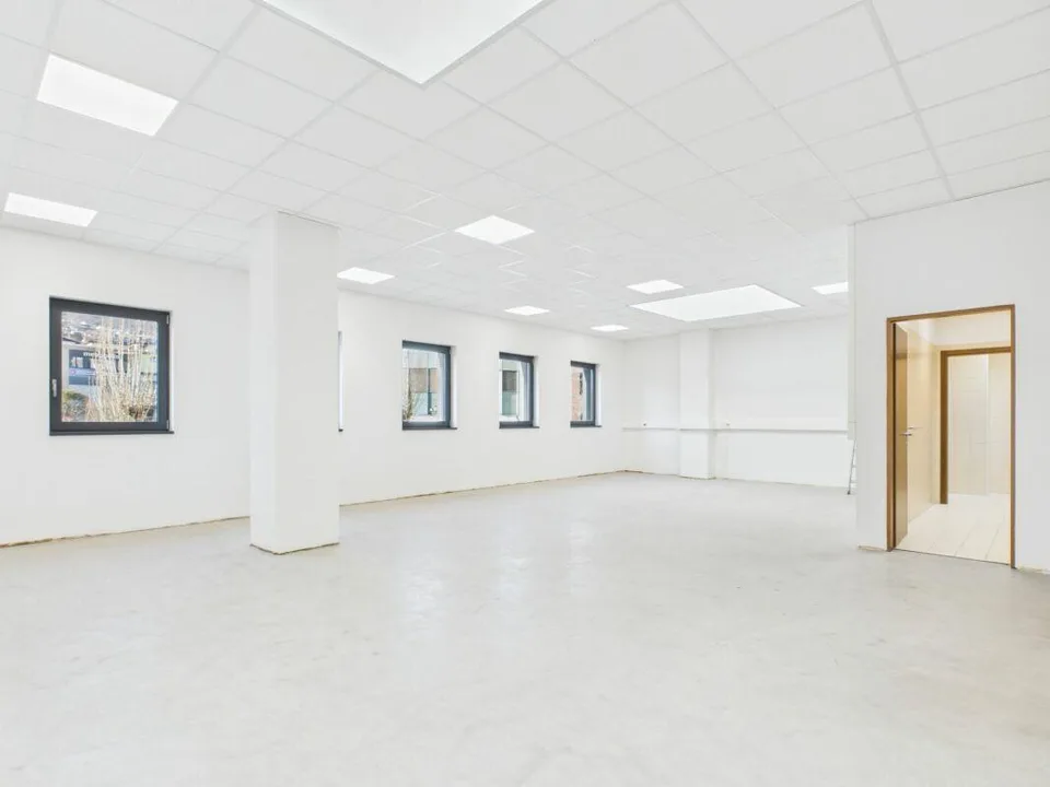 Manno: elegante e luminoso ufficio al primo piano di 144 m²