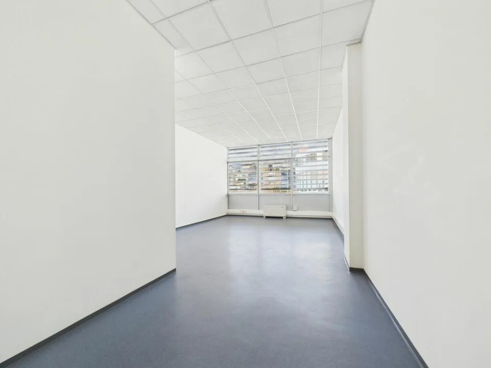 Manno: proponiamo luminoso ufficio al primo piano di 205 m² ideale ...