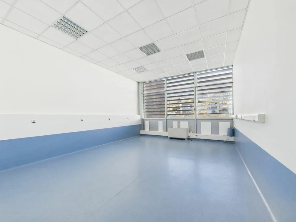 Manno: proponiamo luminoso ufficio al primo piano di 205 m² ideale ...