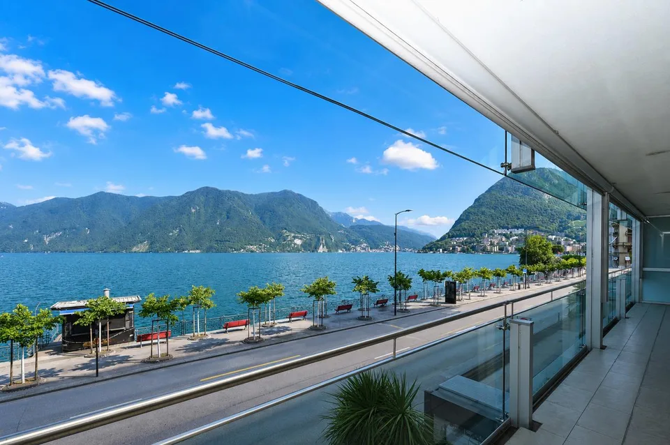 Uffici Rappresentativi con Vista Lago e Posto Auto nel Cuore di Lugano