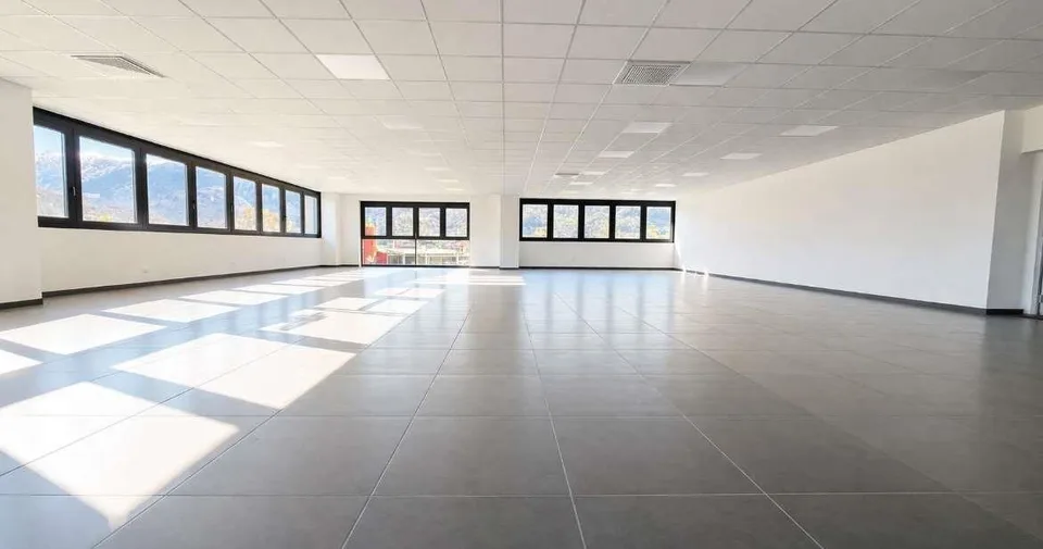Spazio commerciale con ampie vetrate in posizione strategica