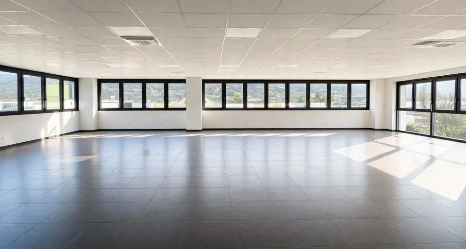 Spazio commerciale con ampie vetrate in posizione strategica
