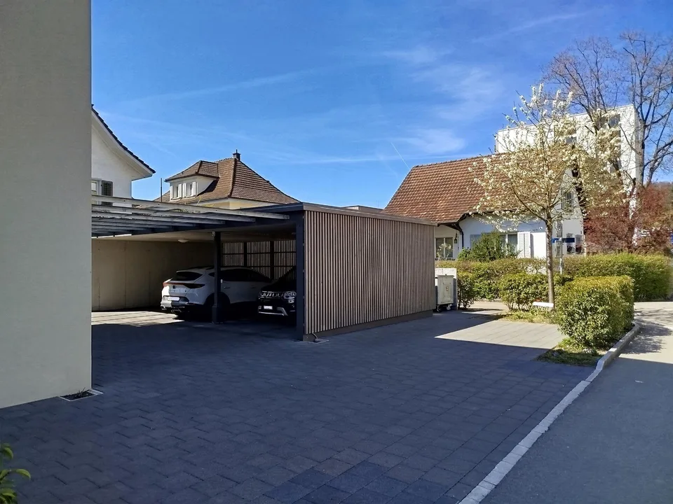 gedeckter Parkplatz in unmittelbarer Nähe zum Pflegezentrum Süssbach