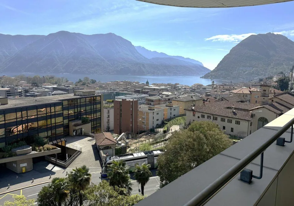 Prestigioso ufficio con vista dominante sulla città. Adatto uso mis...