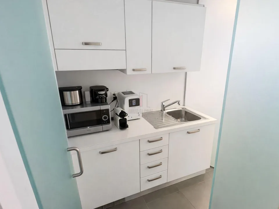VERSATILE SPAZIO AMMINISTRATIVO ARREDATO IN LOCAZIONE