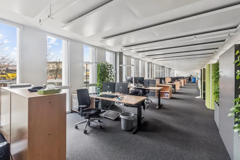 Bürofläche im Erdgeschoss in repräsentativem Gewerbehaus