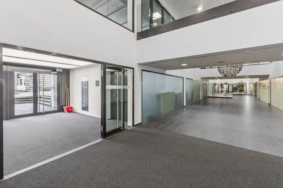 Bürofläche im Erdgeschoss in repräsentativem Gewerbehaus