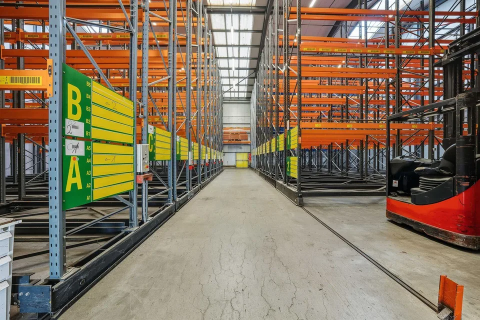 Gewerbe mit Hochregallager