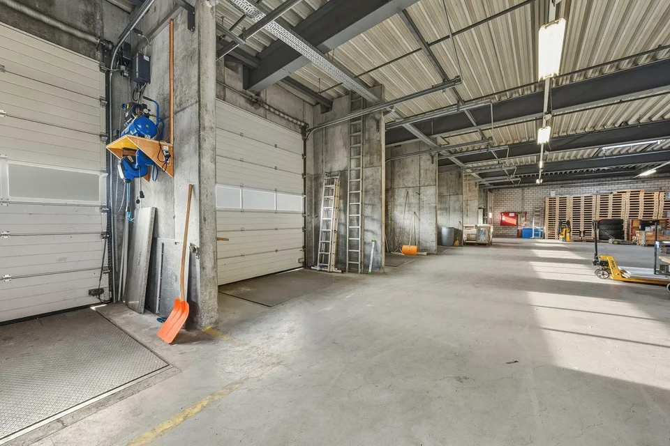 Gewerbe mit Hochregallager