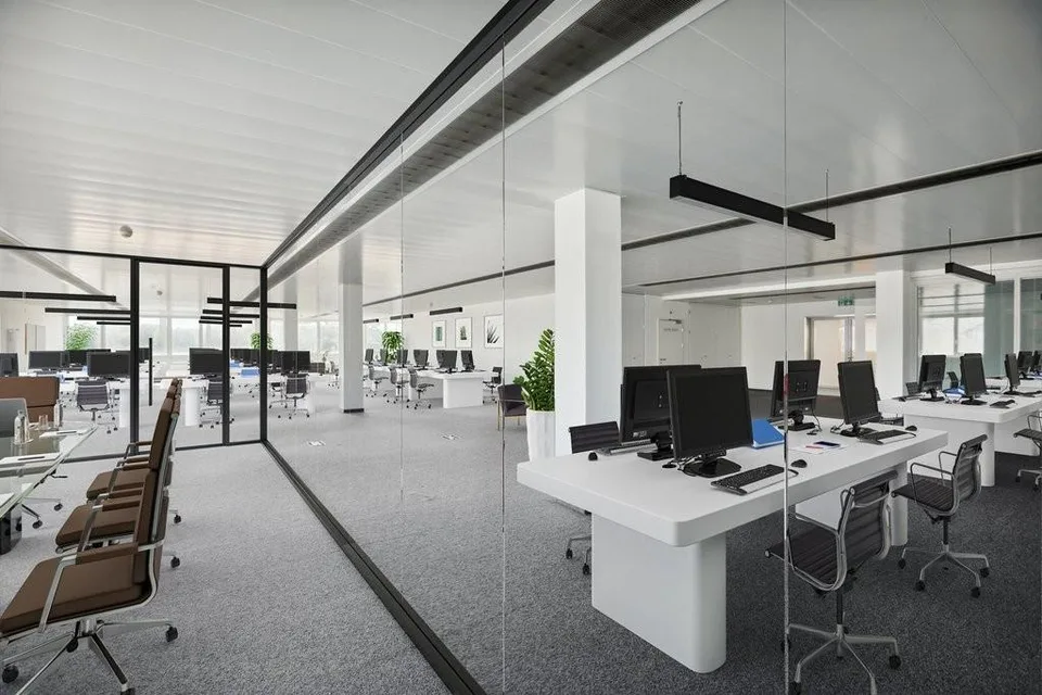 Bureaux proches de l'autoroute A1 et de la gare CFF