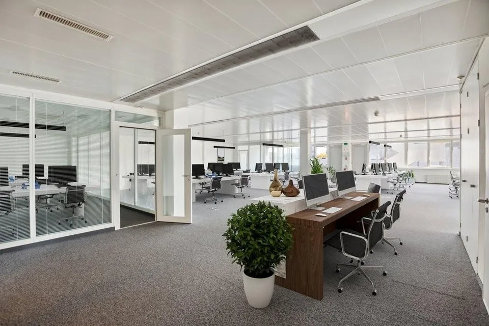 Bureaux proches de l'autoroute A1 et de la gare CFF